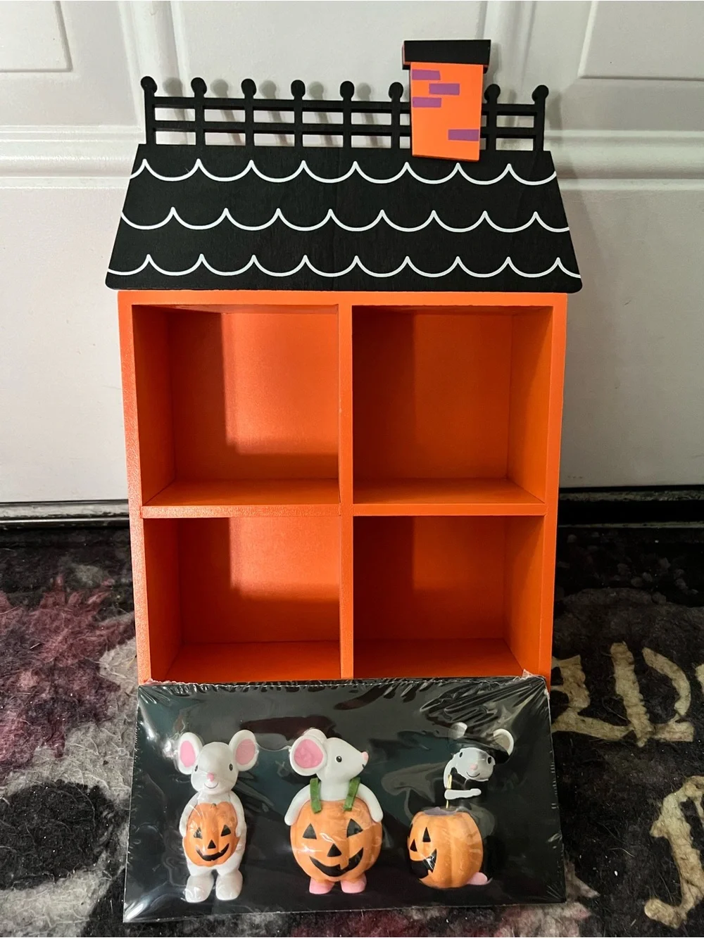 Halloween Mouse Figurines w/wooden shelf